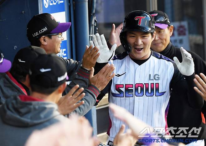 '1:0→1:2→5:2' 퇴장 염갈량의 억울함 65억 애제자가 스리런포로 풀었다. 두산전 역전승. 홈 8연속 매진 무패 기적이 이어지다[잠실 리뷰]