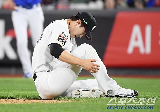 '마당쇠가 쓰러졌다’ 무릎 강타한 강습 타구, 홀드 2위 투수의 안타까운 부상...이기고도 웃지 못한 KT [수원 현장]