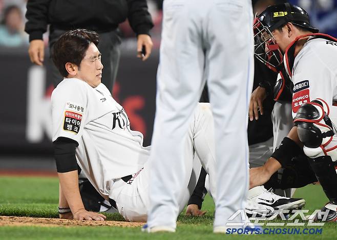 '마당쇠가 쓰러졌다’ 무릎 강타한 강습 타구, 홀드 2위 투수의 안타까운 부상...이기고도 웃지 못한 KT [수원 현장]