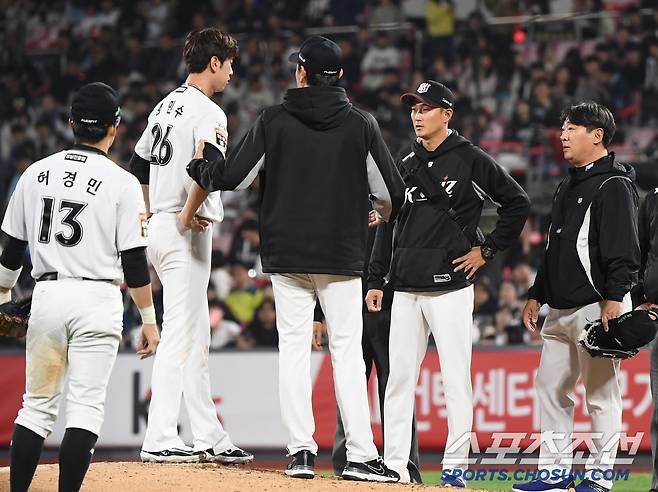 '마당쇠가 쓰러졌다’ 무릎 강타한 강습 타구, 홀드 2위 투수의 안타까운 부상...이기고도 웃지 못한 KT [수원 현장]