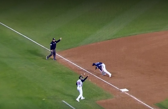 '1등 팀' LG 감독, 배치기+욕설 퇴장→충격 일파만파!…심판진과 진실 공방?