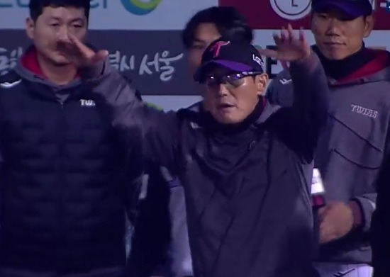 '1등 팀' LG 감독, 배치기+욕설 퇴장→충격 일파만파!…심판진과 진실 공방?