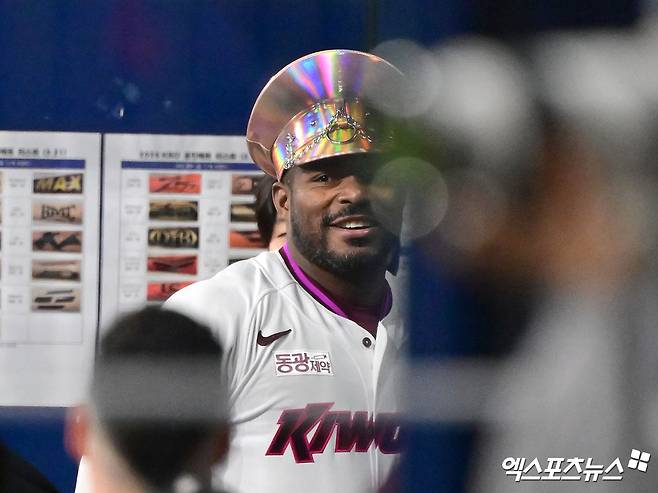 '내 이글스 주식 10% 절대 안 판다'…한화, '첫 직관' 회장님께 류현진 첫승+플로리얼 홈런 선물→키움 12-2 완파 [대전:스코어]