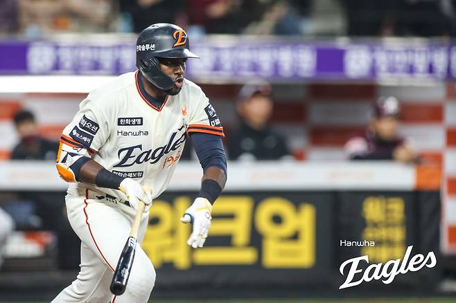 '내 이글스 주식 10% 절대 안 판다'…한화, '첫 직관' 회장님께 류현진 첫승+플로리얼 홈런 선물→키움 12-2 완파 [대전:스코어]