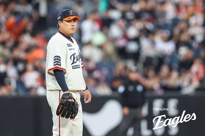 '내 이글스 주식 10% 절대 안 판다'…한화, '첫 직관' 회장님께 류현진 첫승+플로리얼 홈런 선물→키움 12-2 완파 [대전:스코어]