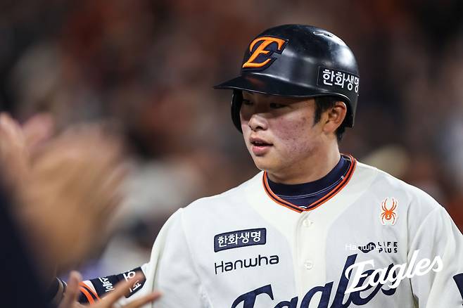 '내 이글스 주식 10% 절대 안 판다'…한화, '첫 직관' 회장님께 류현진 첫승+플로리얼 홈런 선물→키움 12-2 완파 [대전:스코어]