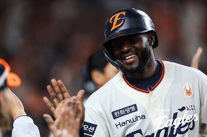 '내 이글스 주식 10% 절대 안 판다'…한화, '첫 직관' 회장님께 류현진 첫승+플로리얼 홈런 선물→키움 12-2 완파 [대전:스코어]