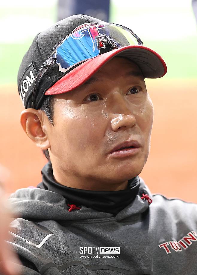 무엇이 염경엽 '배치기'를 불렀나…감독은 심판 '말'에 화났다는데, 심판은 '판정'에 문제 없다고 했다