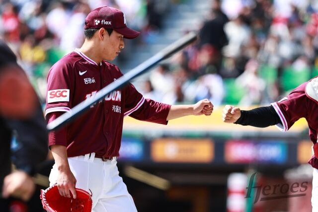 백투백 홈런 맞고 7실점 강판 'ERA 37.80', 1군 데뷔전 이렇게 가혹할 수가…전체 7순위 투수, 매운맛 제대로 봤다