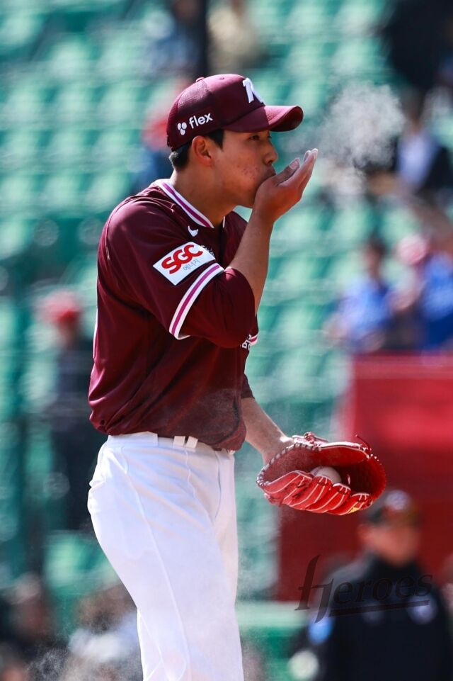 백투백 홈런 맞고 7실점 강판 'ERA 37.80', 1군 데뷔전 이렇게 가혹할 수가…전체 7순위 투수, 매운맛 제대로 봤다