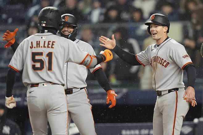이정후 상승세 미쳤다! '꿈의 구장' 양키스타디움에서 시즌 1호 홈런