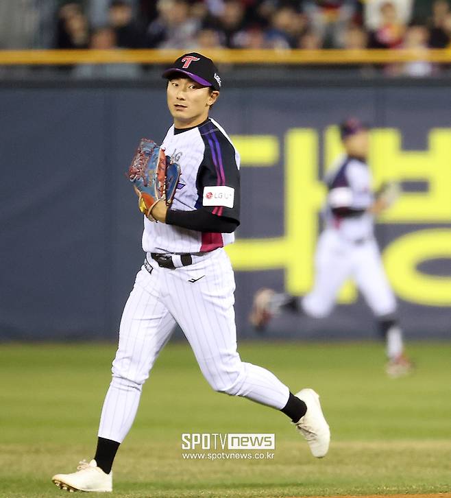 진짜 멘탈갑이네, 신민재 29경기 만에 실책하더니