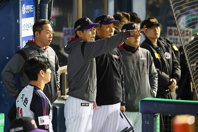 ‘배치기’ 퇴장 염경엽 “경솔한 행동 팬들께 죄송··· 그러나 서로 존중 필요하다”