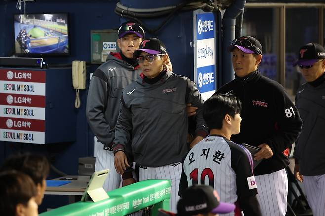 ‘배치기’ 퇴장 염경엽 “경솔한 행동 팬들께 죄송··· 그러나 서로 존중 필요하다”