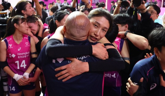 김연경과 우승 합작했던 아본단자, 흥국생명 떠나 페네르바체 사령탑 복귀