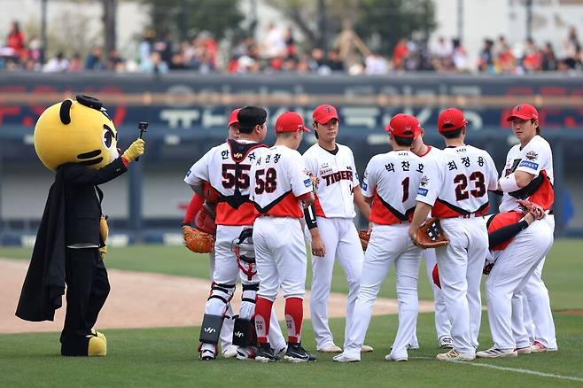 눈물, 좌절, 침묵… 멘붕의 KIA 더그아웃, 챔피언 자부심과 여유가 필요하다