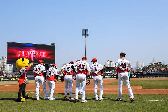 눈물, 좌절, 침묵… 멘붕의 KIA 더그아웃, 챔피언 자부심과 여유가 필요하다