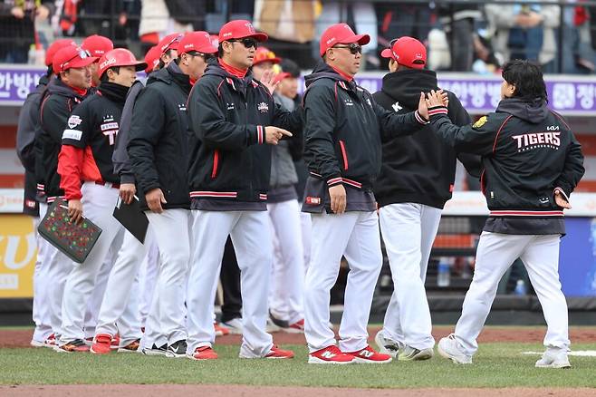 눈물, 좌절, 침묵… 멘붕의 KIA 더그아웃, 챔피언 자부심과 여유가 필요하다