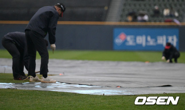 갑자기 쏟아지는 봄비...방수포 덮었다가 걷어내다. 두산-LG전, 오후 3시 지연 시작 [오!쎈 잠실]
