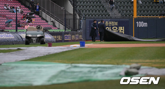 갑자기 쏟아지는 봄비...방수포 덮었다가 걷어내다. 두산-LG전, 오후 3시 지연 시작 [오!쎈 잠실]