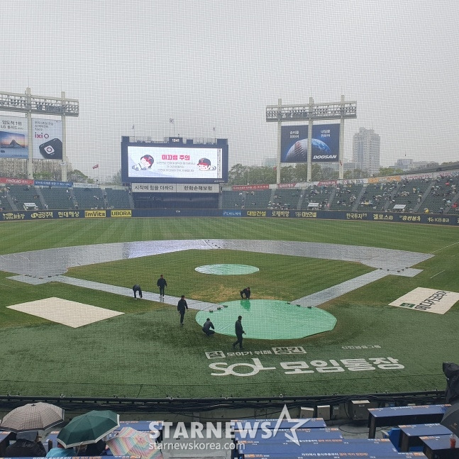 [잠실 현장] LG-두산전 오후 3시 10분 재개→계속된 비에도 방수포 걷었다! 수원 KT-삼성전은 우천 취소