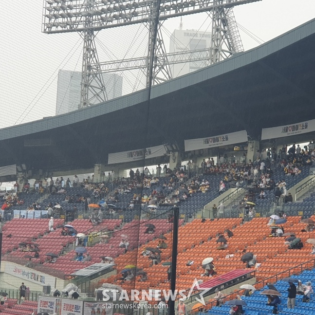 [잠실 현장] LG-두산전 오후 3시 10분 재개→계속된 비에도 방수포 걷었다! 수원 KT-삼성전은 우천 취소