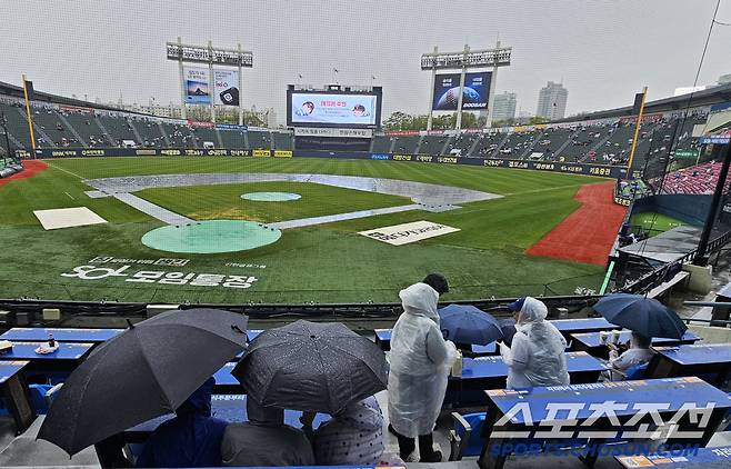 '빅매치 NO취소, 팬들 환호' 만원관중 찾은 잠실구장 LG-두산전, 갑작스런 봄비에 지연 시작[잠실현장]