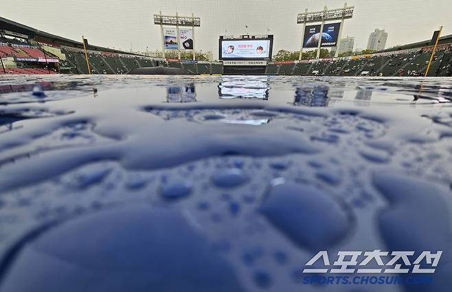 '빅매치 NO취소, 팬들 환호' 만원관중 찾은 잠실구장 LG-두산전, 갑작스런 봄비에 지연 시작[잠실현장]