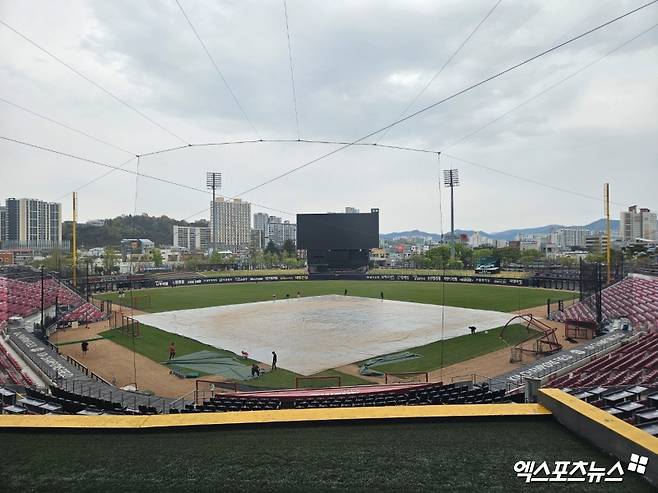 '대형 방수포 등장' 챔피언스필드, SSG-KIA 시즌 2차전 정상 진행 가능할까 [광주 현장]