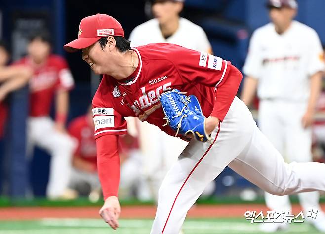 '대형 방수포 등장' 챔피언스필드, SSG-KIA 시즌 2차전 정상 진행 가능할까 [광주 현장]