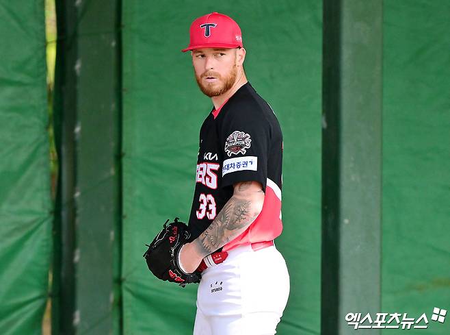 '대형 방수포 등장' 챔피언스필드, SSG-KIA 시즌 2차전 정상 진행 가능할까 [광주 현장]