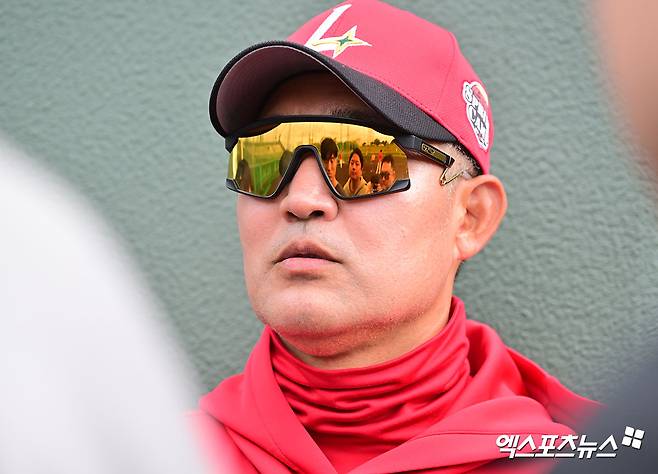 '대형 방수포 등장' 챔피언스필드, SSG-KIA 시즌 2차전 정상 진행 가능할까 [광주 현장]