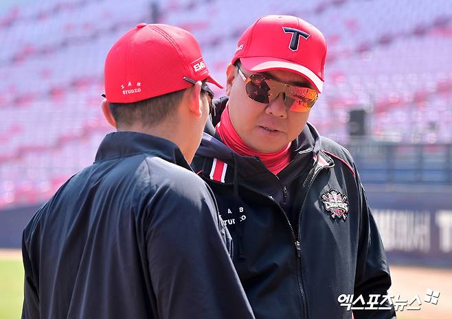 '대형 방수포 등장' 챔피언스필드, SSG-KIA 시즌 2차전 정상 진행 가능할까 [광주 현장]