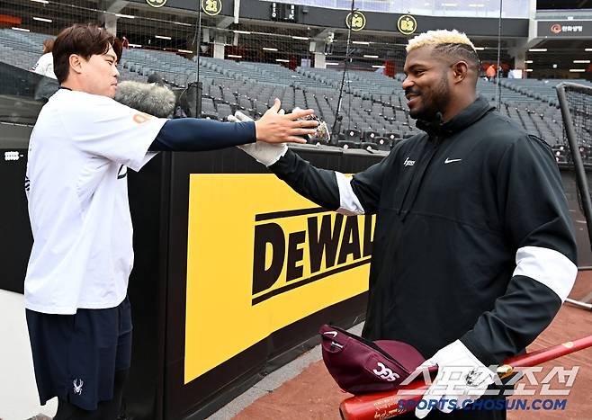'류현진-푸이그 만났다' 승부 끝낸 두 남자, 손 맞잡고 뜨거운 포옹[대전 현장]