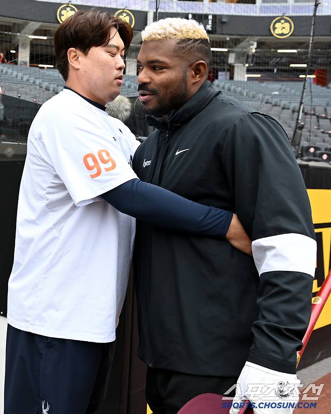 '류현진-푸이그 만났다' 승부 끝낸 두 남자, 손 맞잡고 뜨거운 포옹[대전 현장]