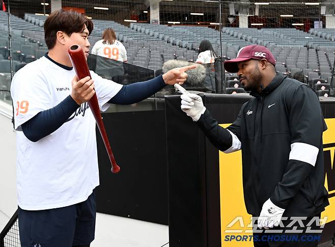 '류현진-푸이그 만났다' 승부 끝낸 두 남자, 손 맞잡고 뜨거운 포옹[대전 현장]