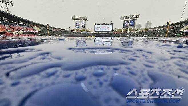 '빅매치 NO취소, 팬들 환호' 만원관중 찾은 잠실구장 LG-두산전, 갑작스런 봄비에도 결국 열렸다[잠실현장]