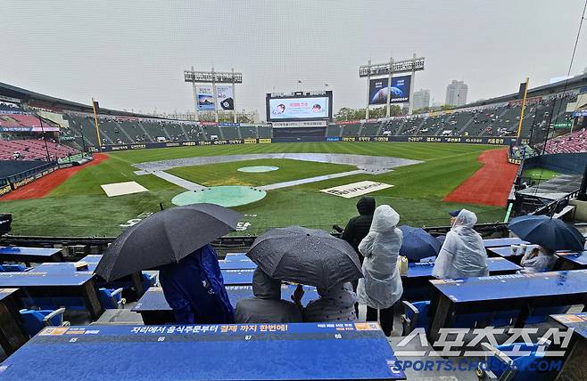 '빅매치 NO취소, 팬들 환호' 만원관중 찾은 잠실구장 LG-두산전, 갑작스런 봄비에도 결국 열렸다[잠실현장]