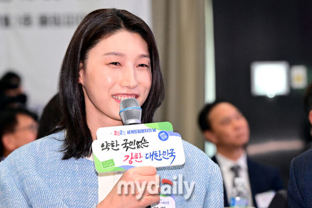 '정신차려라!' 갓 은퇴한 김연경의 직설…식빵언니의 거침없는 입담 [곽경훈의 현장]