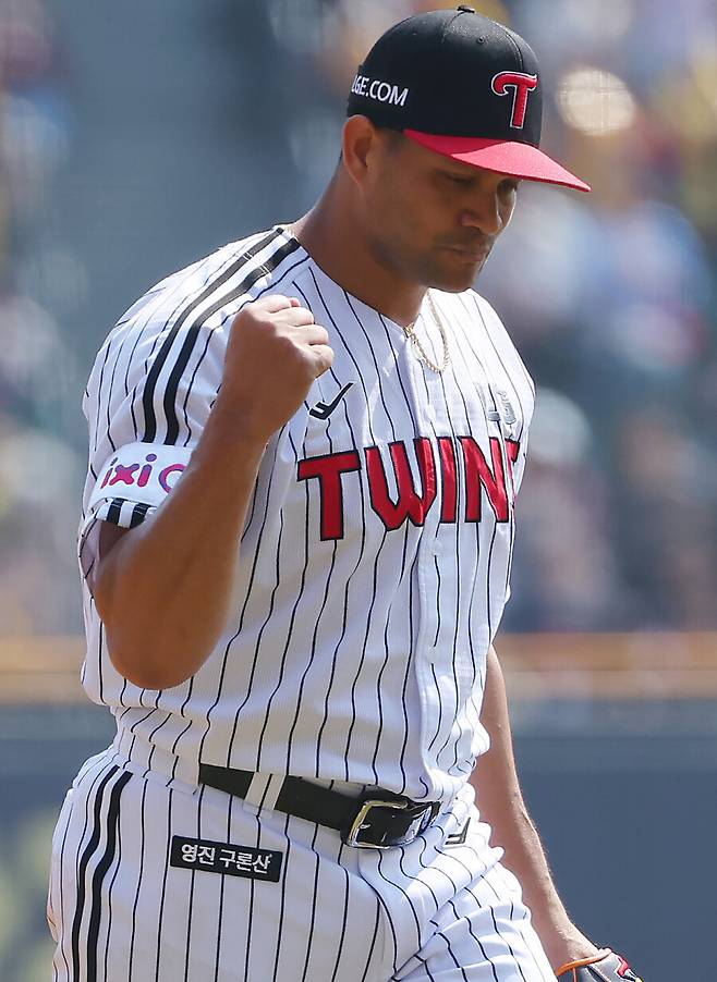 '절대 1강' LG 14승 2패 미쳤다…14억 에이스 벌써 3승, 두산 4연패 수렁 [잠실 게임노트]