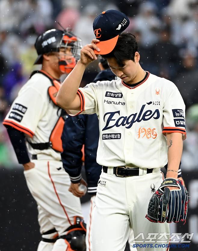 '흔들리는 밸런스' 볼넷에 불운에… 안 풀리는 엄상백, 3이닝 3실점...이적 후 3G 연속 조기강판