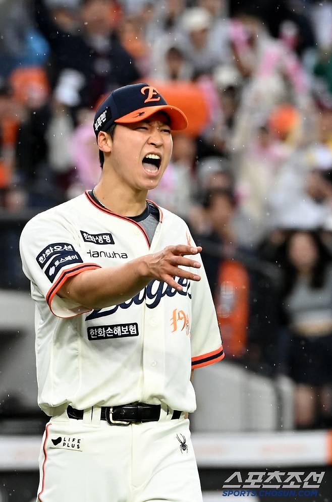 '흔들리는 밸런스' 볼넷에 불운에… 안 풀리는 엄상백, 3이닝 3실점...이적 후 3G 연속 조기강판