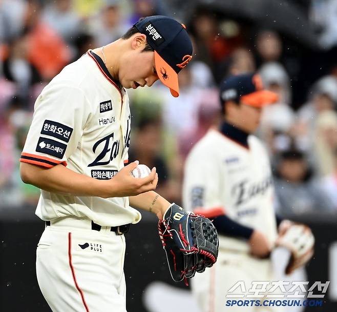 '흔들리는 밸런스' 볼넷에 불운에… 안 풀리는 엄상백, 3이닝 3실점...이적 후 3G 연속 조기강판