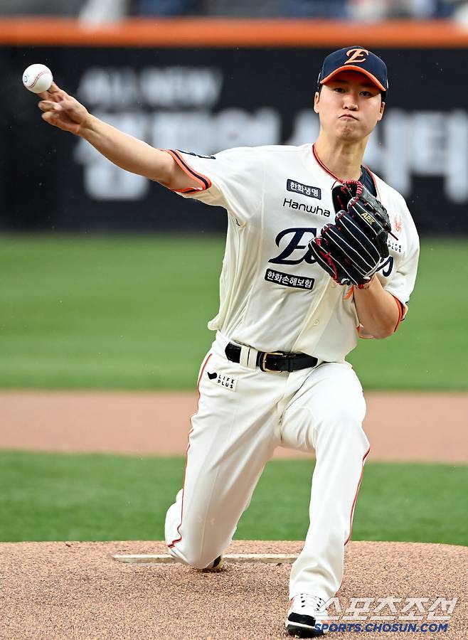 '흔들리는 밸런스' 볼넷에 불운에… 안 풀리는 엄상백, 3이닝 3실점...이적 후 3G 연속 조기강판