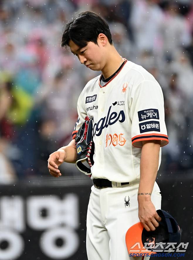 '흔들리는 밸런스' 볼넷에 불운에… 안 풀리는 엄상백, 3이닝 3실점...이적 후 3G 연속 조기강판