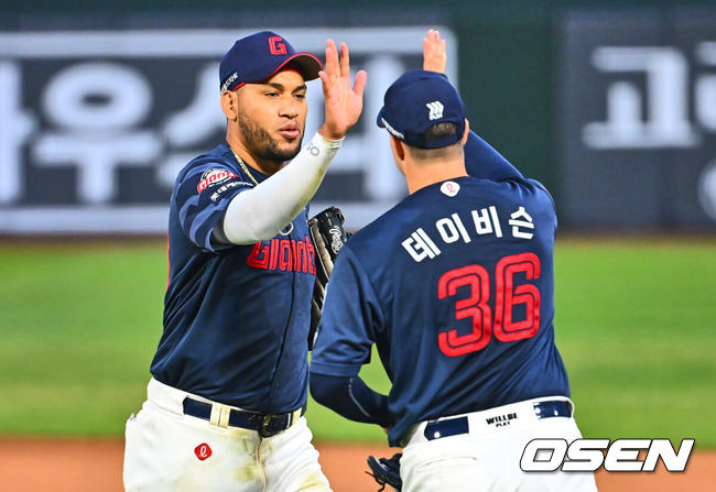 데이비슨 QS 첫 승+레이예스 호수비...롯데, 8회 강우콜드 승리→3연승+낙동강더비 위닝 확보 [부산 리뷰]