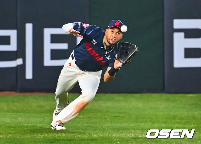 데이비슨 QS 첫 승+레이예스 호수비...롯데, 8회 강우콜드 승리→3연승+낙동강더비 위닝 확보 [부산 리뷰]