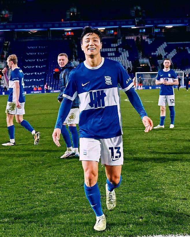 [공식발표]'40경기 만에 끝났다' 한국 대표 미드필더, 승격 확정→우승 트로피까지 번쩍!...