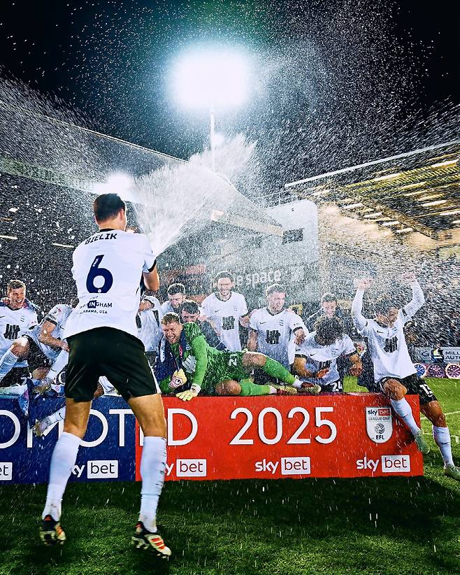 [공식발표]'40경기 만에 끝났다' 한국 대표 미드필더, 승격 확정→우승 트로피까지 번쩍!...