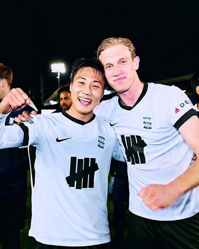 [공식발표]'40경기 만에 끝났다' 한국 대표 미드필더, 승격 확정→우승 트로피까지 번쩍!...